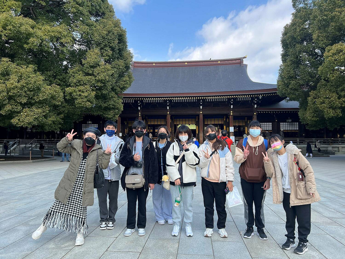貢寮實中學生自主規劃日本參訪行程，詹承叡（左2）與小組成員一起感受明治神宮文化的莊嚴。 圖：新北市教育局提供