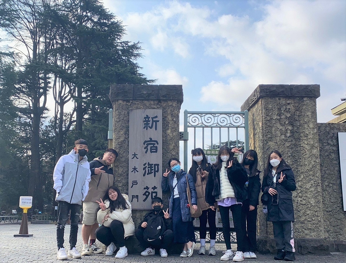 新北貢寮實中學生第一次國際遊學初體驗，吳錫欣（右2）與小組成員一起參訪新宿御苑體驗日本庭園文化。 圖：新北市教育局提供