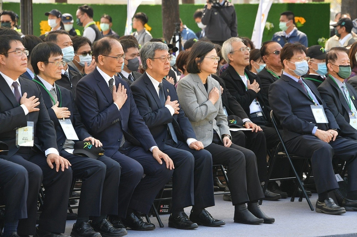 二二八事件中樞紀念儀式今（28）日上午在台南市二二八紀念公園舉行，主題為「正義匯聚、勇氣延續」，總統蔡英文、行政院長陳建仁、立法院長游錫堃、台南市長黃偉哲、228基金會董事長薛化元均出席這項活動。 圖：取自陳建仁臉書（資料照）