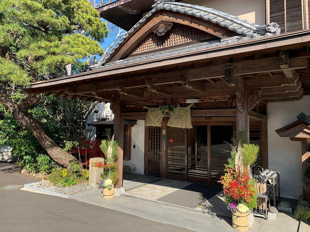 日本福岡縣百年老溫泉旅館「大丸別莊」近日被爆出溫泉池中菌含量超標 3,700 倍。 圖：翻攝自大丸別莊臉書（資料照）
