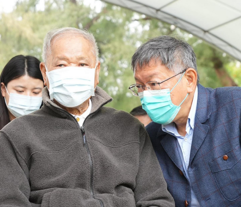 柯文哲28日與父親柯承發出席新竹市府舉辦的228追思音樂會。 圖：翻攝柯文哲臉書