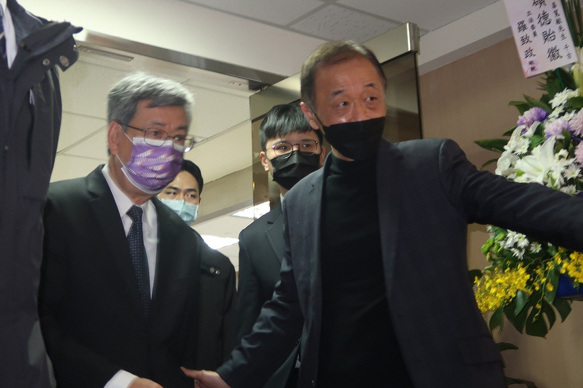 行政院長陳建仁到辜寬敏靈堂致意，制憲基金會執行長林宜正接待 圖：林朝億/攝