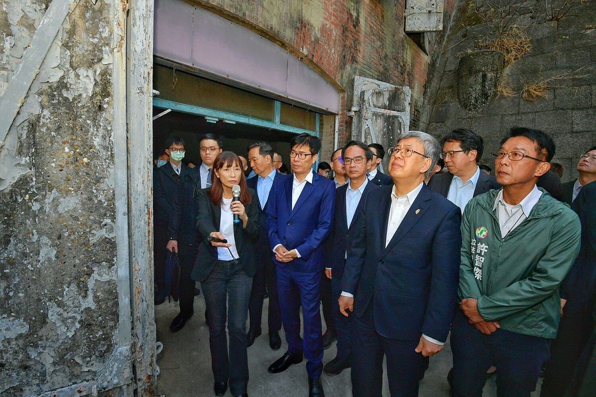 陳建仁神色凝重參觀曾是海軍總司令部情報處拘留所的不義遺址。 圖：翻攝陳建仁臉書