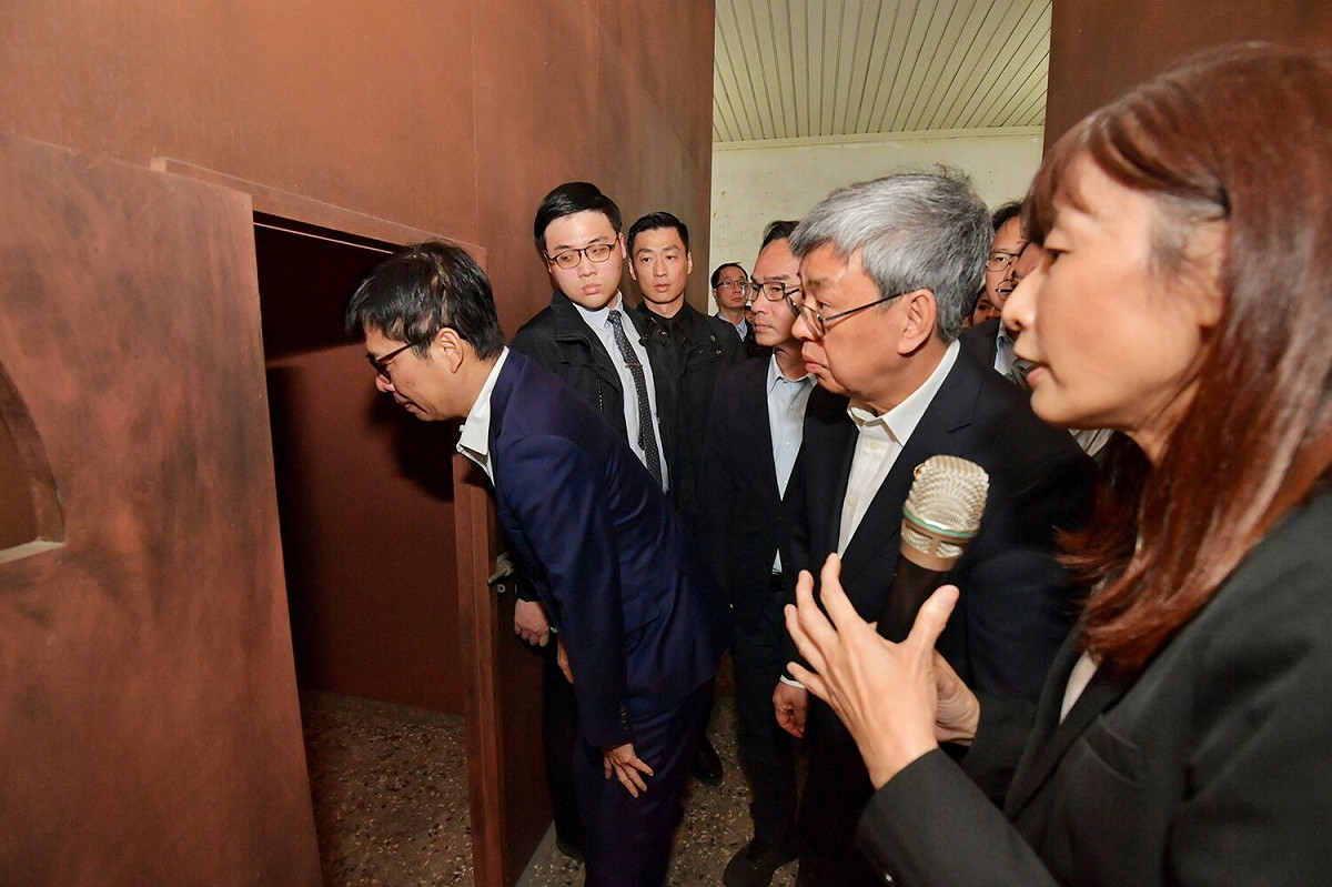 陳建仁神色凝重參觀曾是海軍總司令部情報處拘留所的不義遺址。 圖：翻攝陳建仁臉書