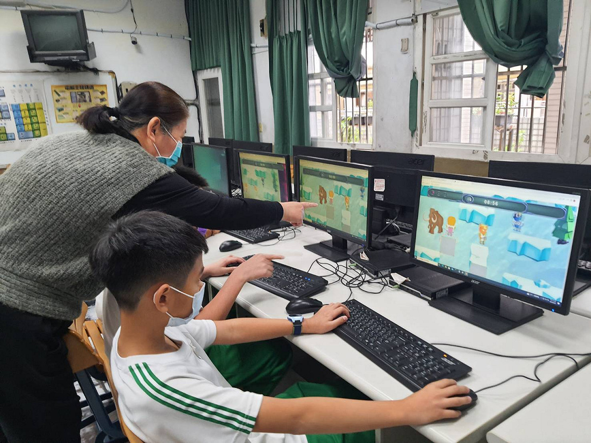 國小老師指導學生參與競賽校園公測。 圖：新北市衛生局提供