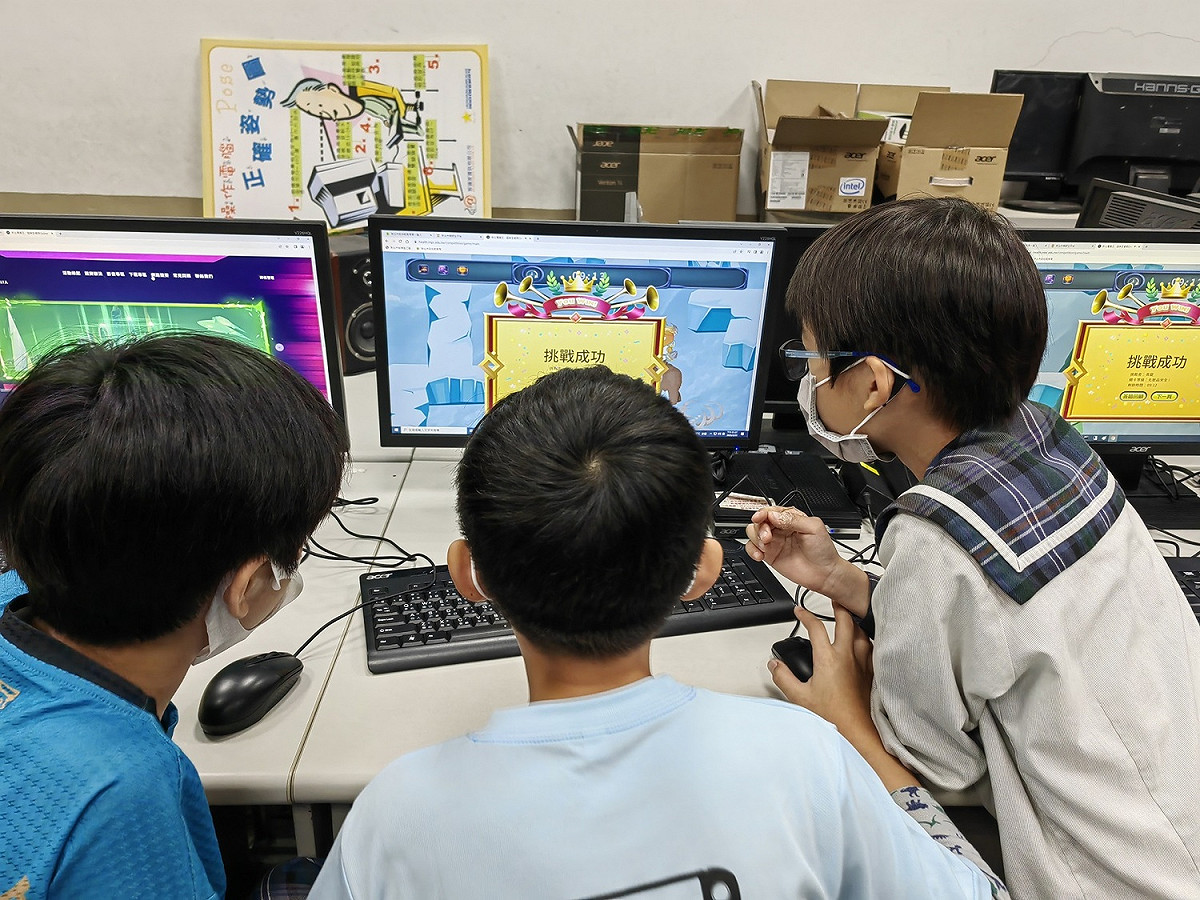 校園口罩政策終於在今(6)日鬆綁，不過比照醫療場所、搭乘大眾運輸工具仍需強制佩戴口罩，因此健康中心、校車等仍需戴上口罩。 圖：新北市衛生局／提供（資料照）