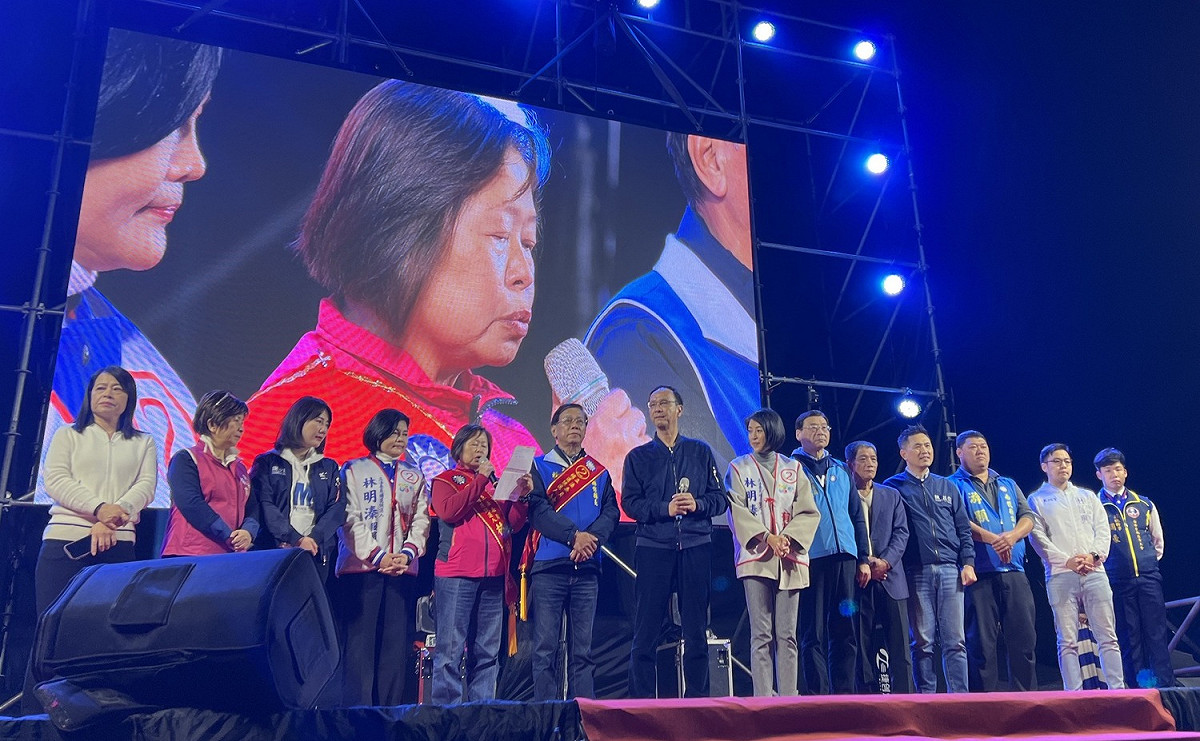南投立委補選將在本月4日登場，國民黨由主席朱立倫（中）領軍，為候選人林明溱（左6）造勢，林明溱還在該晚會上自稱參選「很委屈」。 圖：翻攝自林明溱臉書