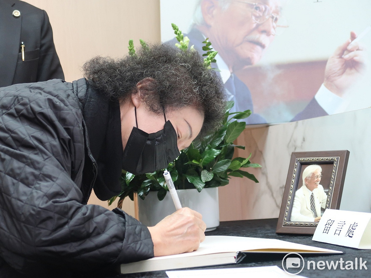 監察院長陳菊悼念前總統府資政辜寬敏。 圖：林朝億/攝