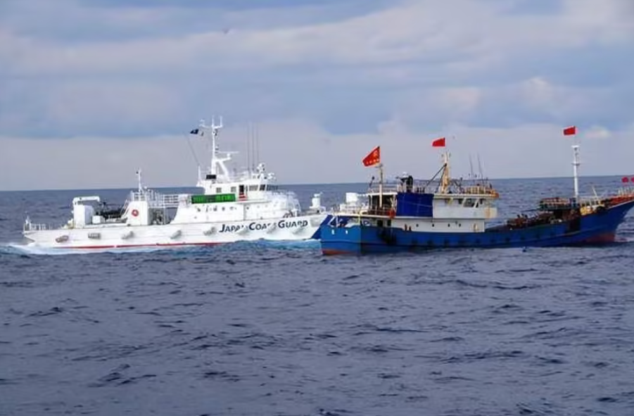 中國一艘漁船近日遭日本圍攻，船長當下就被帶走了。 圖：翻攝自迷彩虎企鵝號