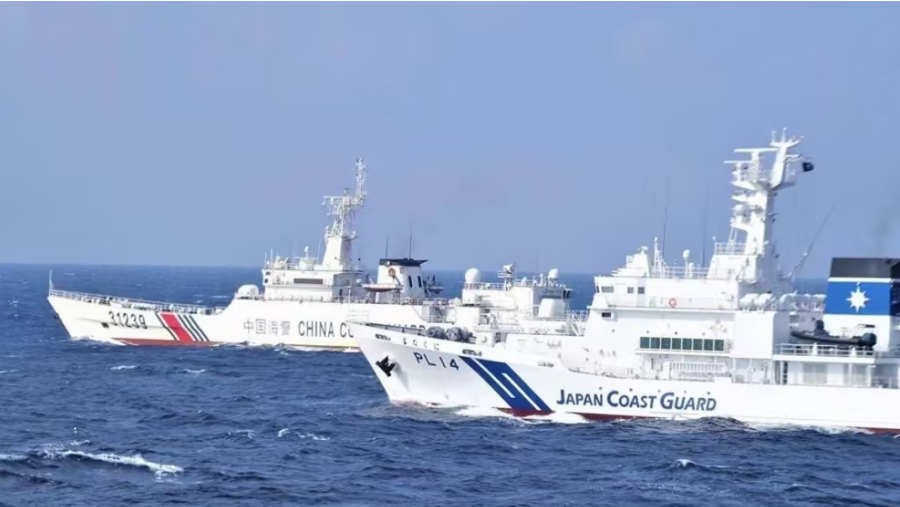 日本海上保安廳指中國海警船曾在釣魚台周邊靠近日本一側海域停留逾92小時，刷新紀錄。 圖：翻攝自迷彩虎企鵝號(資料照片)