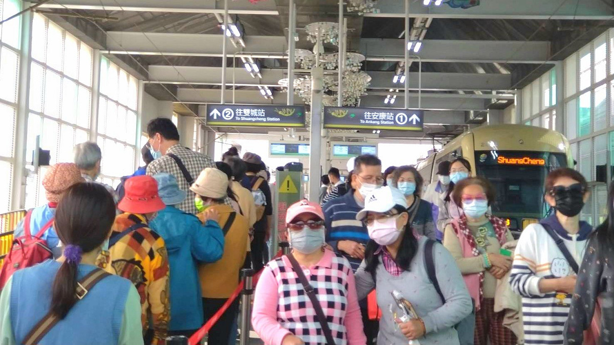 安坑輕軌試營運期間民眾搭乘踴躍，整體旅次將近30萬人次。 圖：新北捷運公司提供
