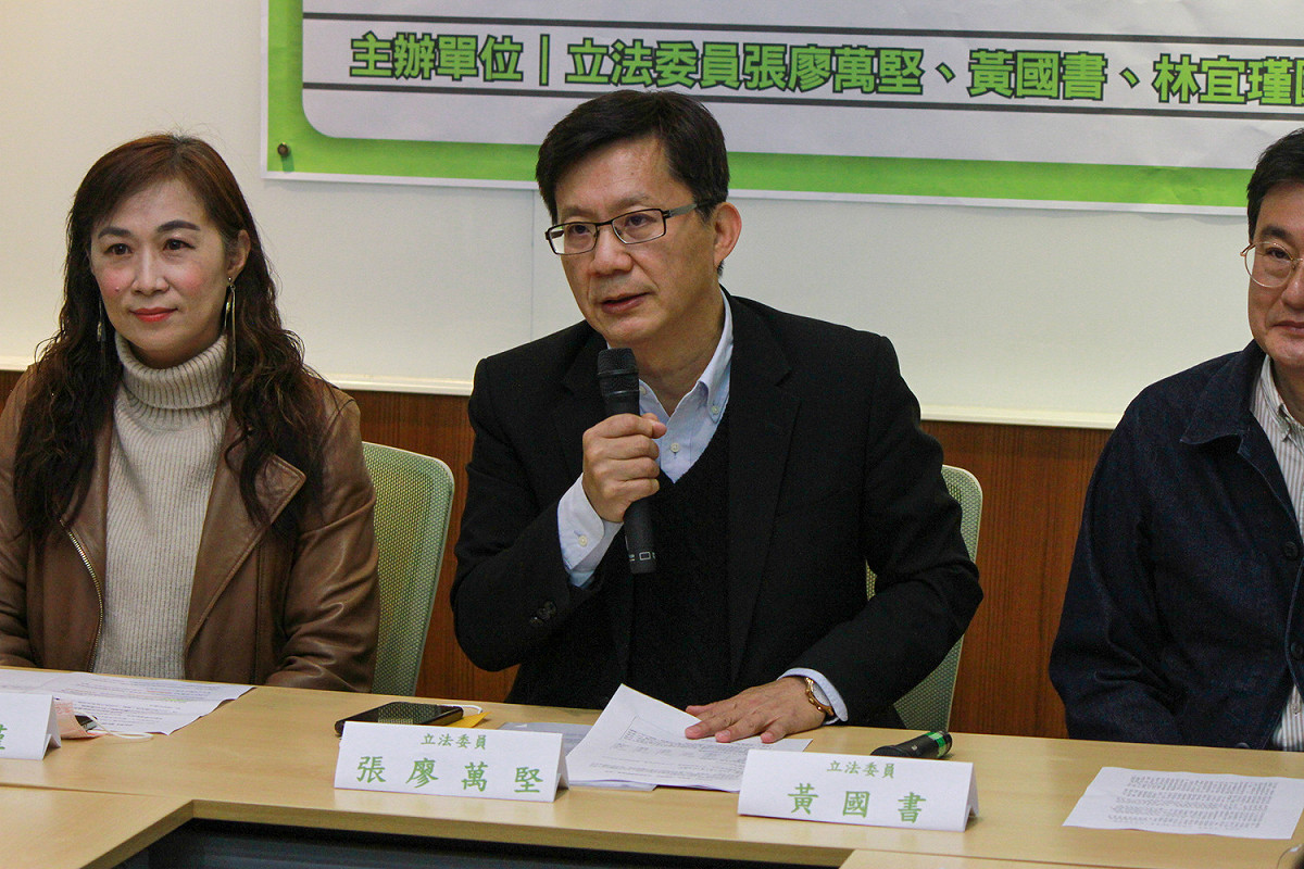 張廖萬堅等人舉行「動滋券常態發放，加速振興運動產業！」記者會。 圖：張廖萬堅辦公室提供