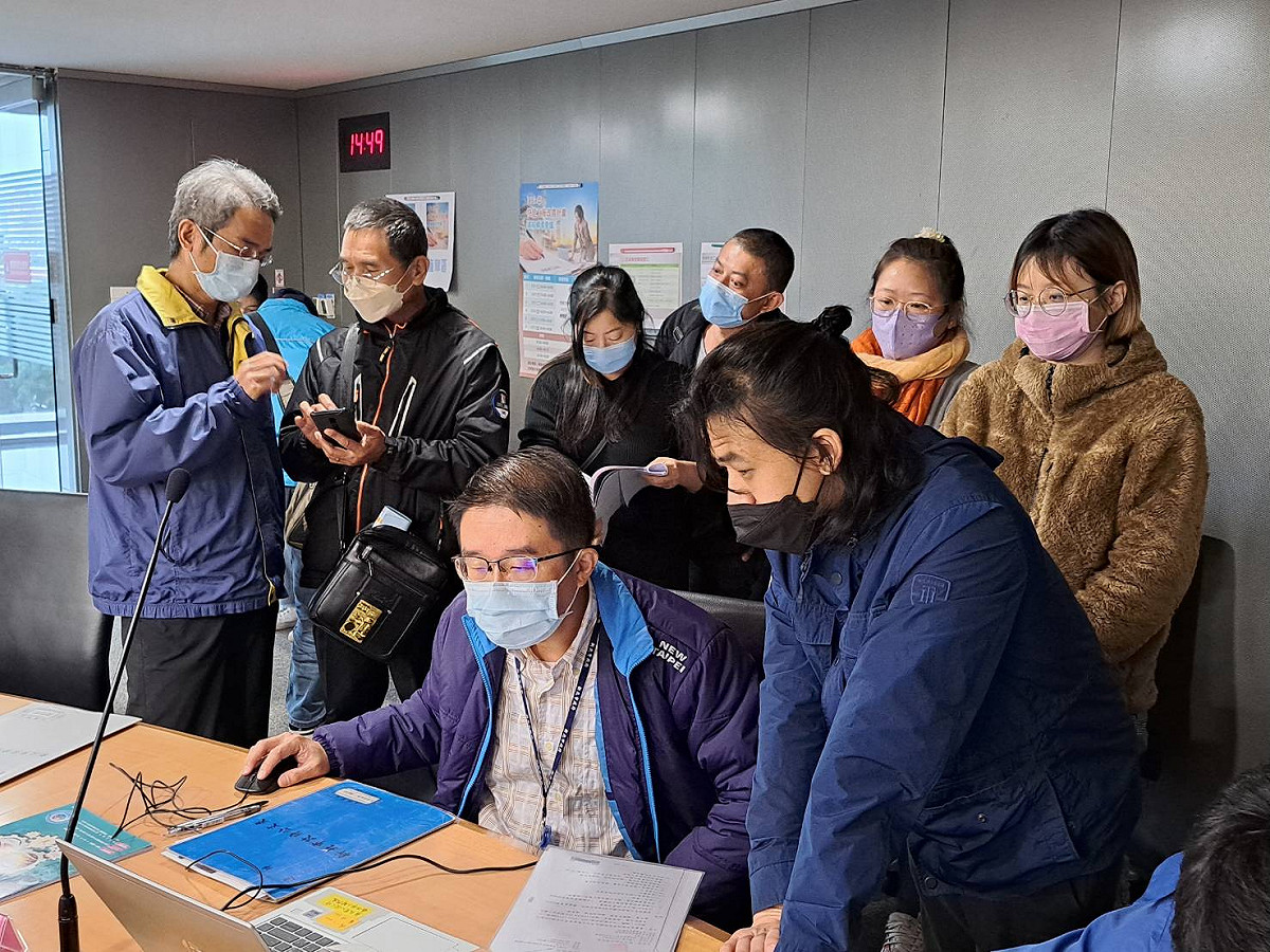 經發局自今(112)2月起攜手水利局、消防局加開6場「特定工廠改善計畫輔導專班」，提供諮詢以及現場收件服務，加速業者提送改善計畫。 圖：新北市經發局提供