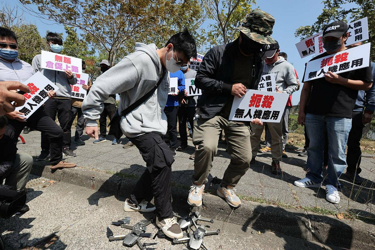 業者踩踏無人機表達強烈不滿。 圖：孫家銘攝