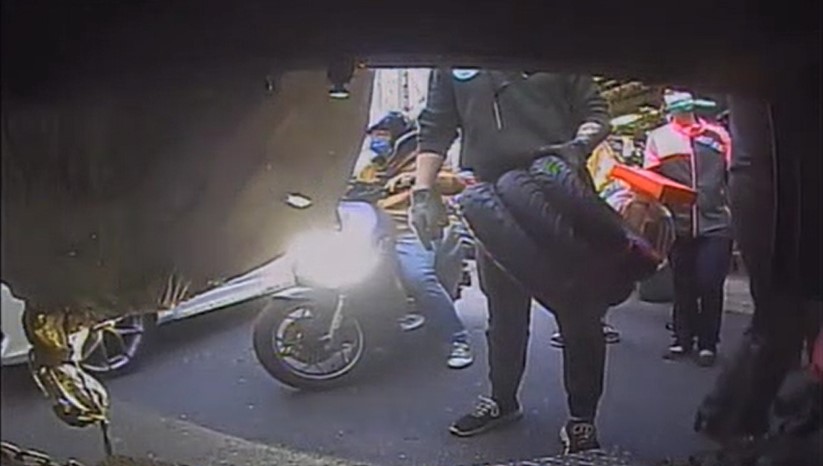 新莊區清潔隊隊員昨(28)日勸阻機車行一次交付大量輪胎之行車紀錄器畫面。 圖：新北市環保局提供