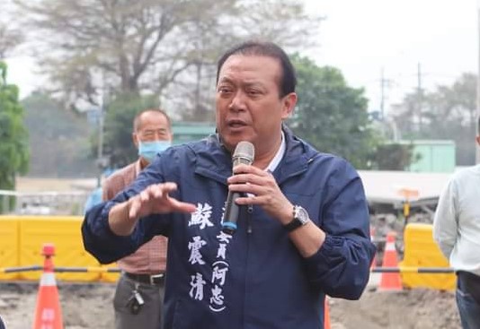 對於會否由兒代為出選，立委蘇震清表示將於一週內公佈決定。 圖：取自臉書
