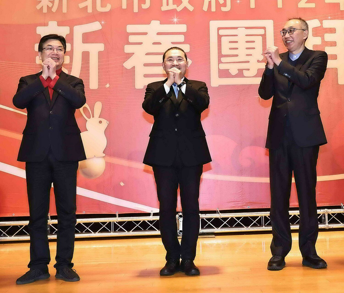新北市副市長劉和然（左）是市長侯友宜（中）若當選總統、請辭新北市長之後的「市長熱門接班人選」；右為另位副市長謝政達，也是侯的核心成員之一。 圖：新北市政府提供