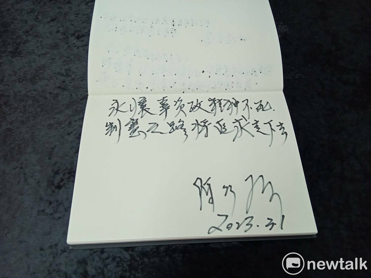 陳水扁前總統前往辜寬敏靈堂致意，簽名留言。 圖：陳水扁辦公室提供