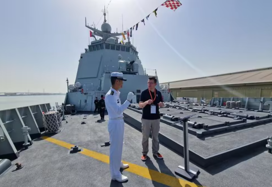 中國的 052DL 型驅逐艦也受邀參與阿布達比國際防務展，美國記者上艦參觀。 圖：翻攝自龍行觀察企鵝號