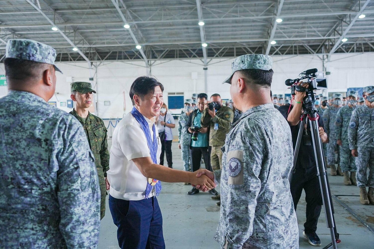 菲律賓總統小馬可仕視察軍隊。 圖：翻攝自小馬可仕推特（資料照）