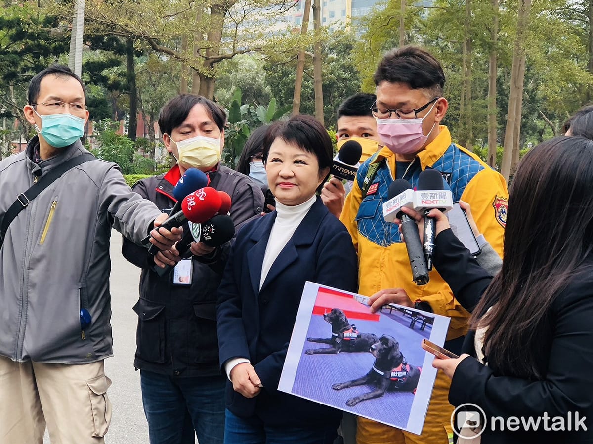 台中市長盧秀燕今（2）天再度北上列席行政院會，並帶著搜救隊長（右）為搜救犬訓練基地租約到期「請命」。 圖：謝莉慧/攝