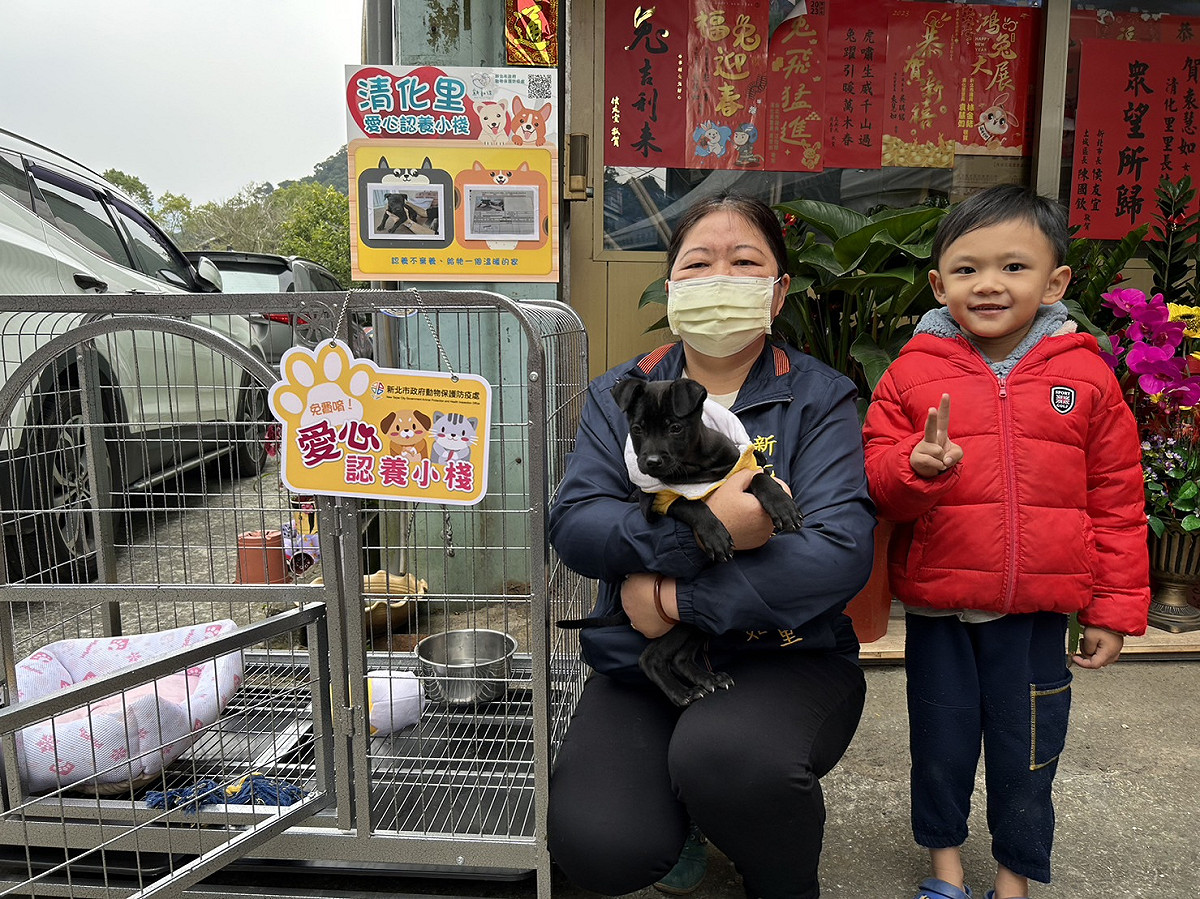里長袁慧如抱著小黑一起拍照，說明設置認養小棧幫助更多流浪動物。 圖：新北市動保處提供