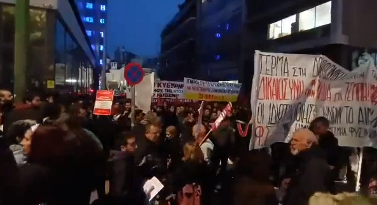 希臘民眾聚集在意大利鐵路公司 Hellenic Train 的辦事處外，抗議多年來沒被解決的鐵路安全問題。 圖: 翻攝自@67Morgana推特