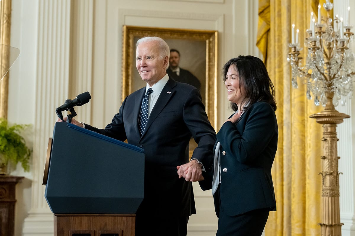 美國總統拜登（Joe Biden）在台灣時間 1 日正式提名現任勞工部副部長蘇維思（Julie Su）擔任勞工部長。 圖：翻攝自白宮推特