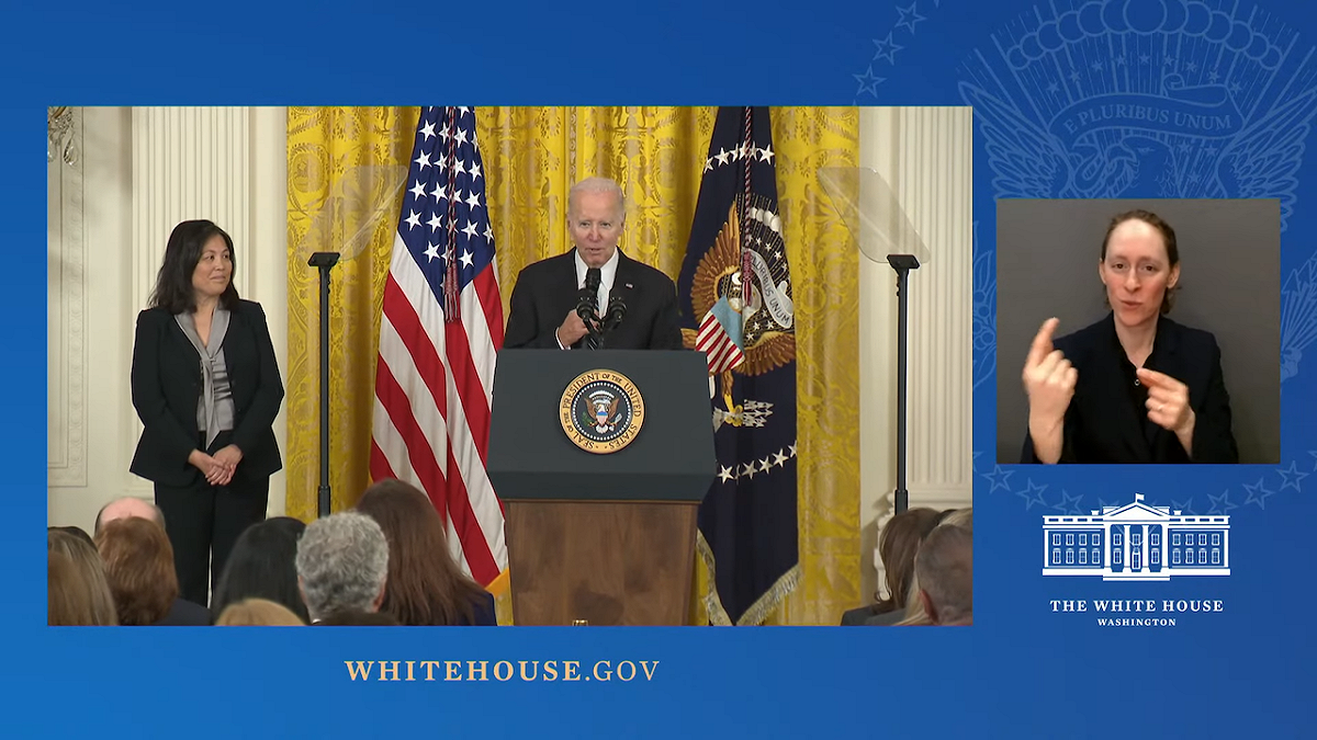 美國總統拜登（Joe Biden）在台灣時間 1 日正式提名現任勞工部副部長蘇維思（Julie Su）擔任勞工部長。 圖：翻攝自白宮影片