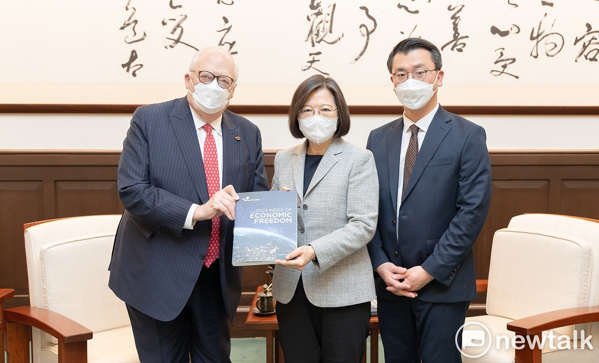 美國智庫傳統基金會創辦人佛訥博士（Edwin Feulner）（左）拜會總統蔡英文 圖：林朝億/攝