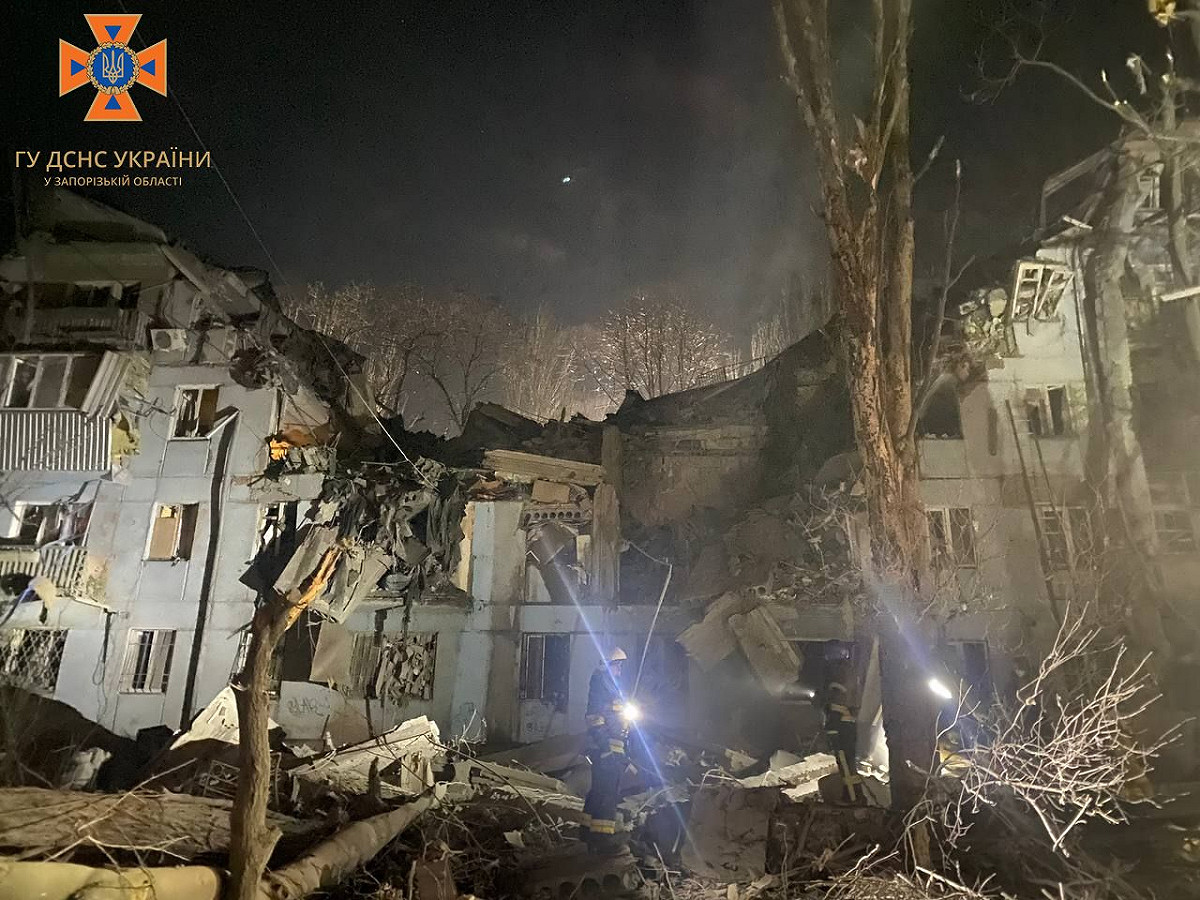 當地時間3月2日凌晨俄軍疑似使用S-300飛彈對札波羅熱(Zaporizhzhia)發動導彈攻擊，一棟5層樓的住宅公寓遭炸毀。 圖：翻攝Головне управління ДСНС України у Запорізькій області臉書