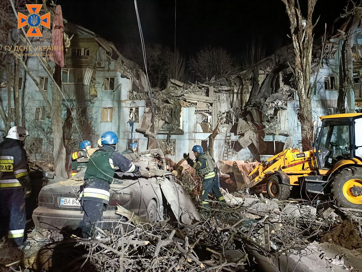 當地時間3月2日凌晨俄軍對札波羅熱發動導彈攻擊，5層樓的住宅公寓遭炸毀，當地24個特種設備單位和90名專業人員參與救援和消防行動。 圖：翻攝Головне управління ДСНС України у Запорізькій області臉書