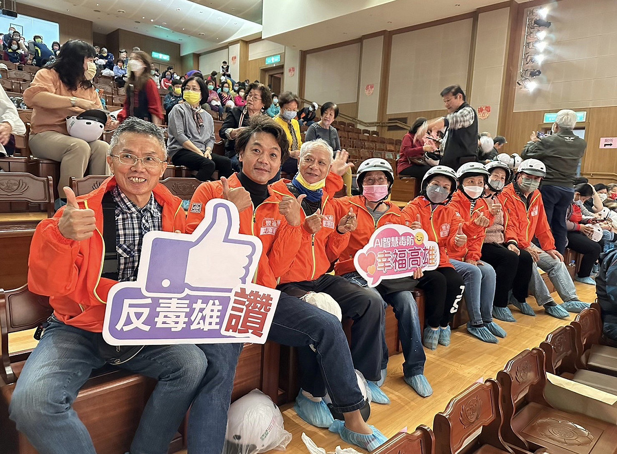 高雄市三民區86里的里辦毒防關懷站成立啟動儀式，志工戴上反毒雄讚安全帽宣誓反毒。 圖：高雄市毒防局提供