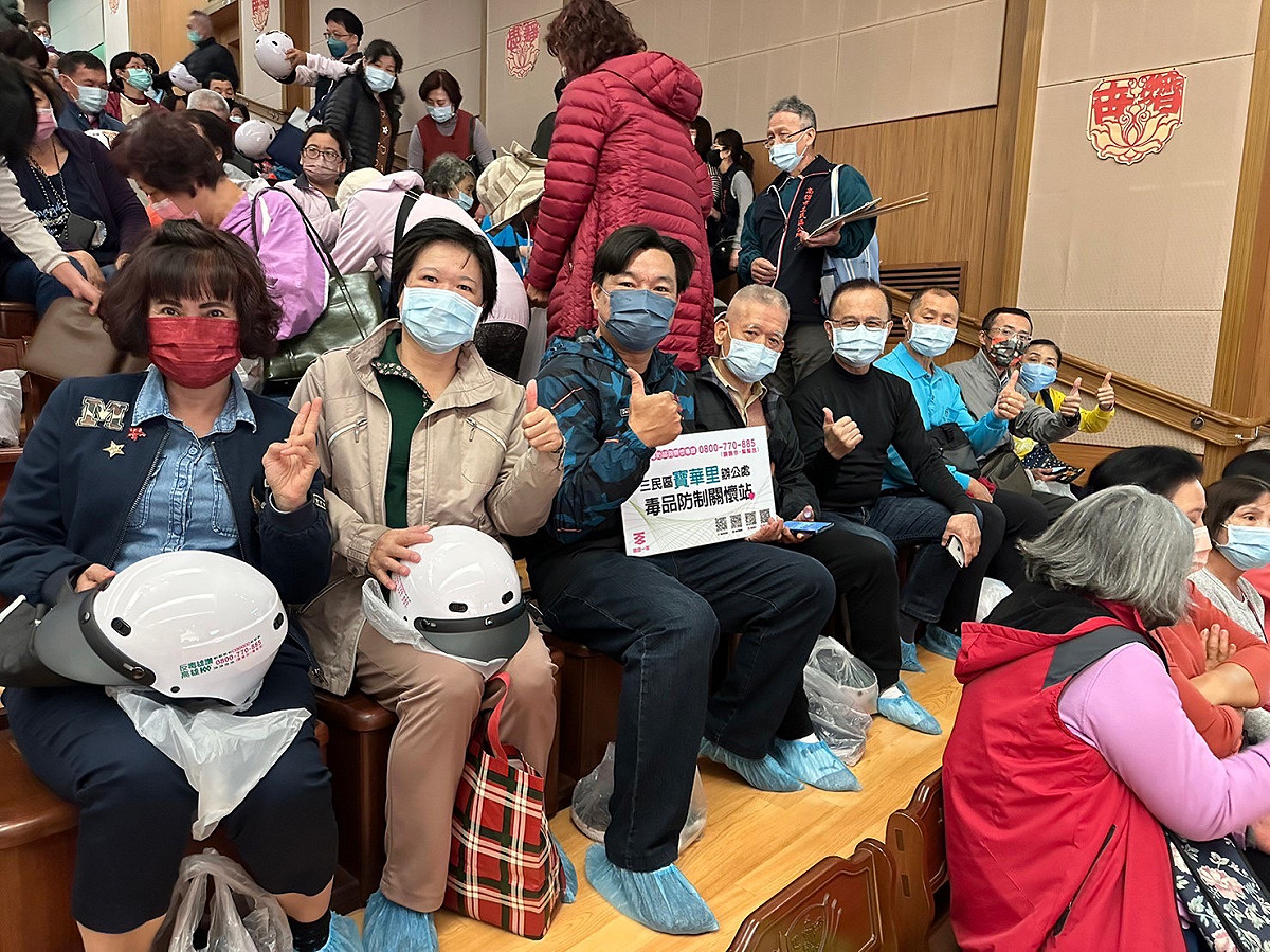 高雄市三民區86里的里辦毒防關懷站成立啟動儀式，86位里長及500多人熱情出席反毒。 圖：高雄市毒防局提供