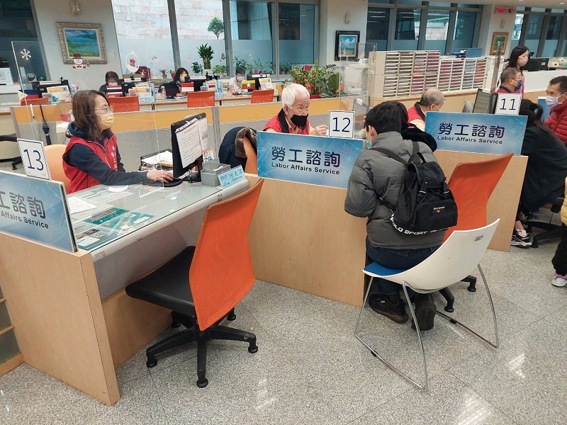 市府聯合服務中心設有多個勞工諮詢櫃台。 圖：新北市勞工局提供