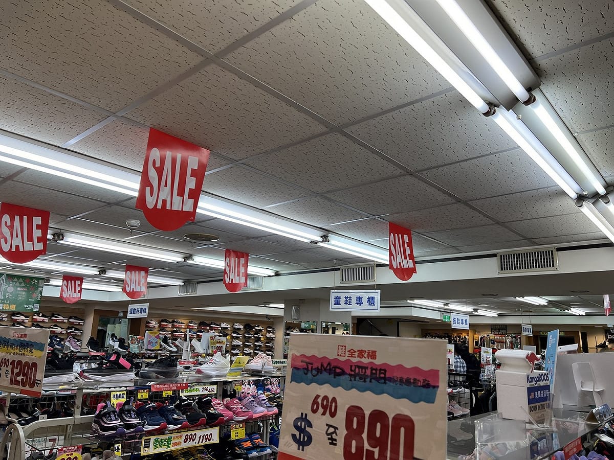 新北市政府鼓勵業者進行LED燈具或隔熱設備等多元商品汰換，達節能減碳目標。 圖：新北市經發局提供