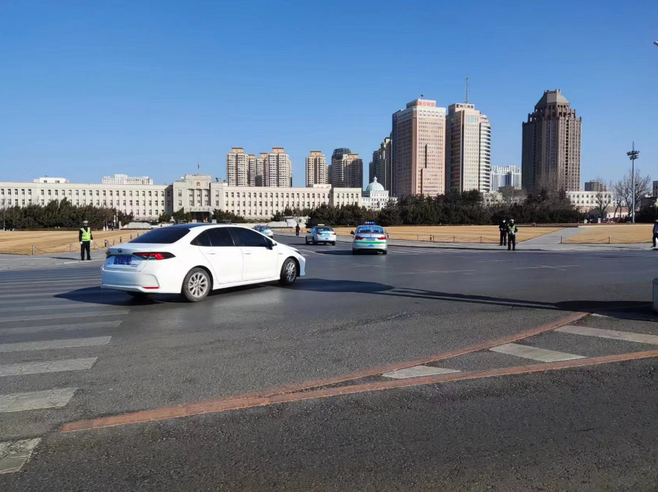 中共下令嚴禁計程車業者將客人載到遼寧大連人民廣場，並派出警力維護治安，防止民眾抗議。 圖: 翻攝自李老師不是你老師 推特