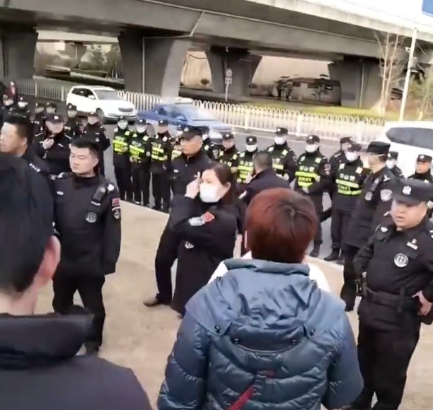 中國爛尾樓問題無解，民眾持續上街抗議，中共派出大量警力維護治安，並試圖說服群眾離開。 圖: 翻攝自@torontobigface 推特