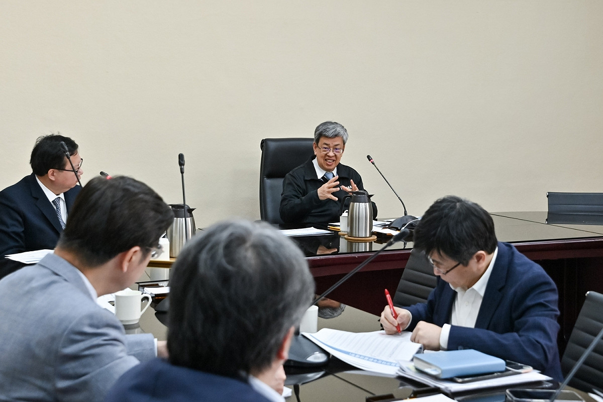 行政院長陳建仁今（2）日下午召開擴大防疫會議。 圖：行政院提供