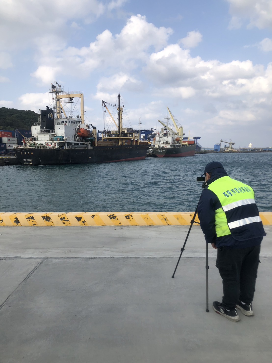 船舶排煙稽查（基隆市）。 圖：新北市環保局提供