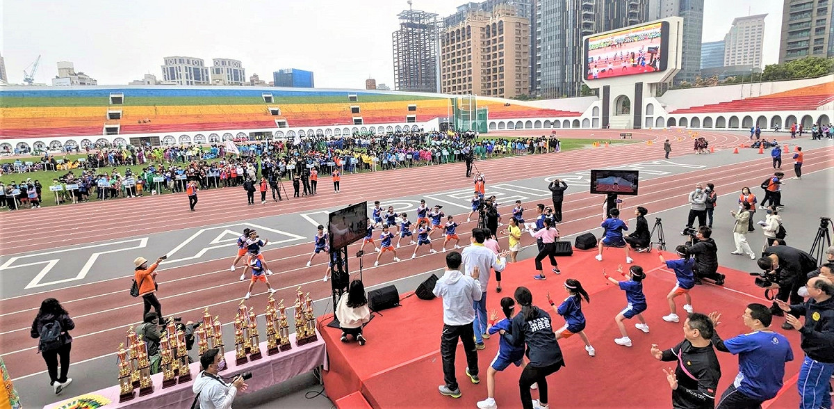 劉和然帶領現場參賽選手暖身。 圖：新北市教育局提供