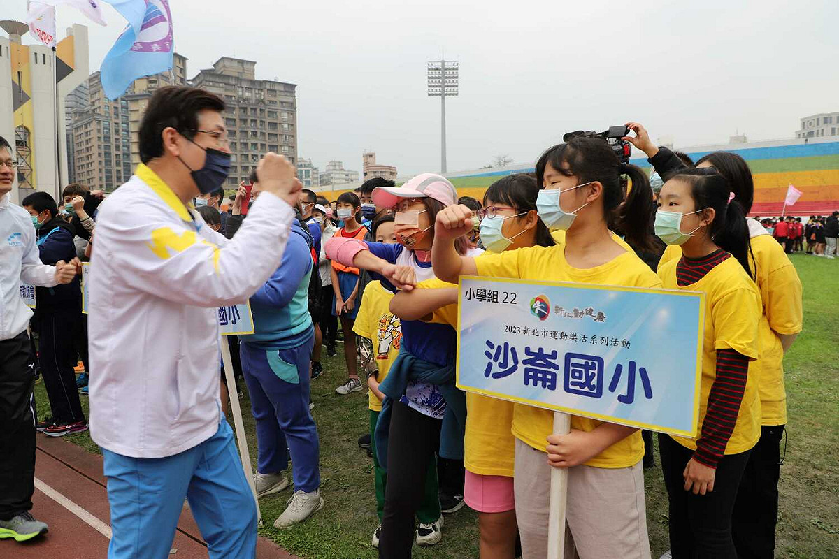 劉和然與參賽隊伍選手（沙崙國小）擊肘打氣。 圖：新北市教育局提供