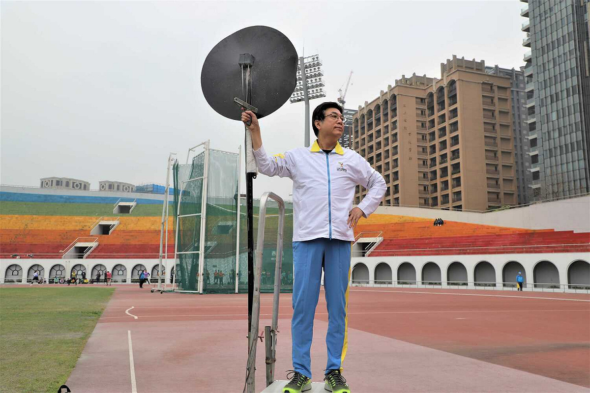 劉和然主持鳴槍起跑儀式。 圖：新北市教育局提供