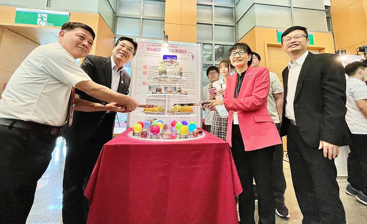 劉和然至自主學習成果展示區，智光商工機械科學生說明蛋糕架創作歷程。 圖：新北市教育局提供