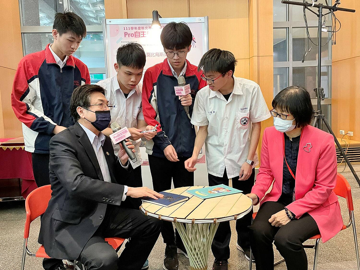 劉和然至自主學習成果展示區，泰山高中學生說明莫比烏斯桌創作歷程。 圖：新北市教育局提供