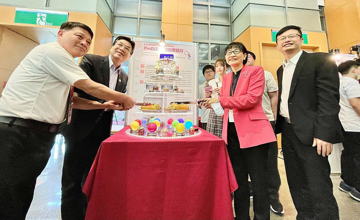 劉和然至自主學習成果展示區，智光商工機械科學生說明蛋糕架創作歷程。 圖：新北市教育局提供