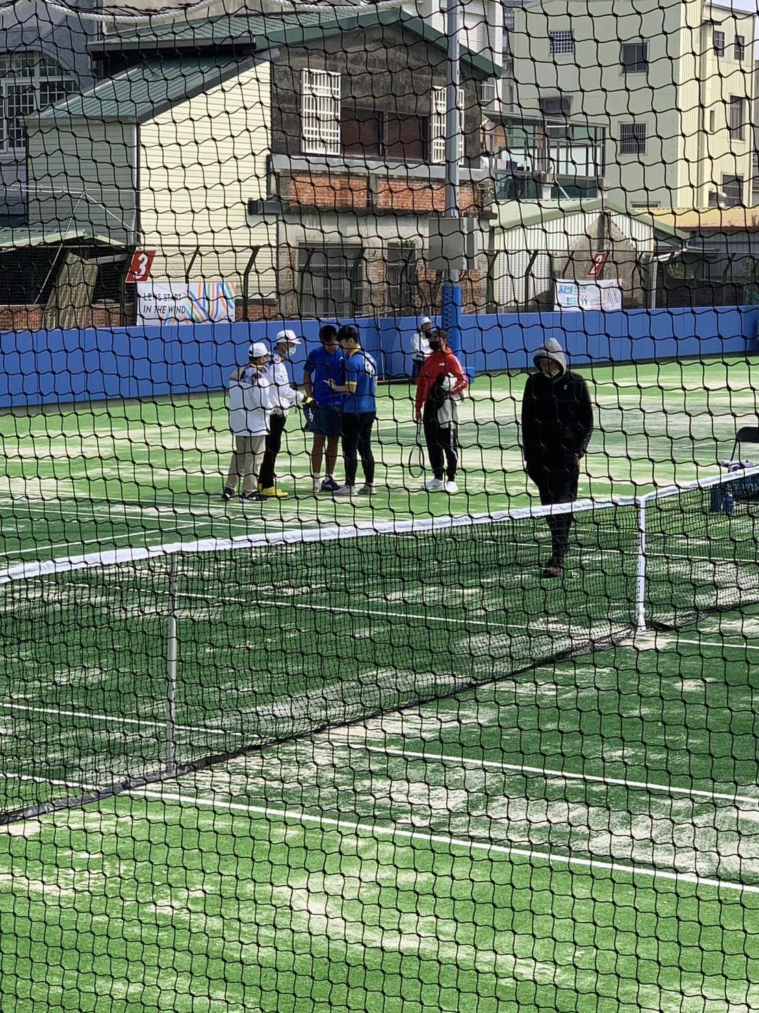 新竹縣全中運網球資格賽第一天就有選手受傷。 圖:Jeff Hsu臉書