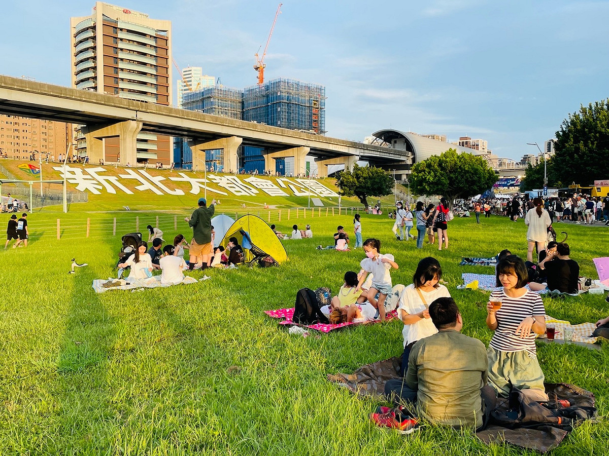新北大都會公園是全國最大河濱公園，設施多元豐富，絕對是民眾春遊首選。 圖：新北市高灘處提供