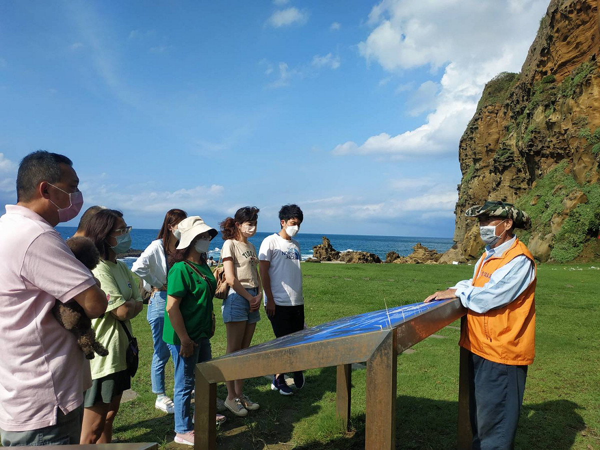 2-6月為遊隼繁殖季，酋長岩為遊隼重要棲地，瑞芳導覽協會駐點介紹遊隼生態。 圖：新北市動保處提供