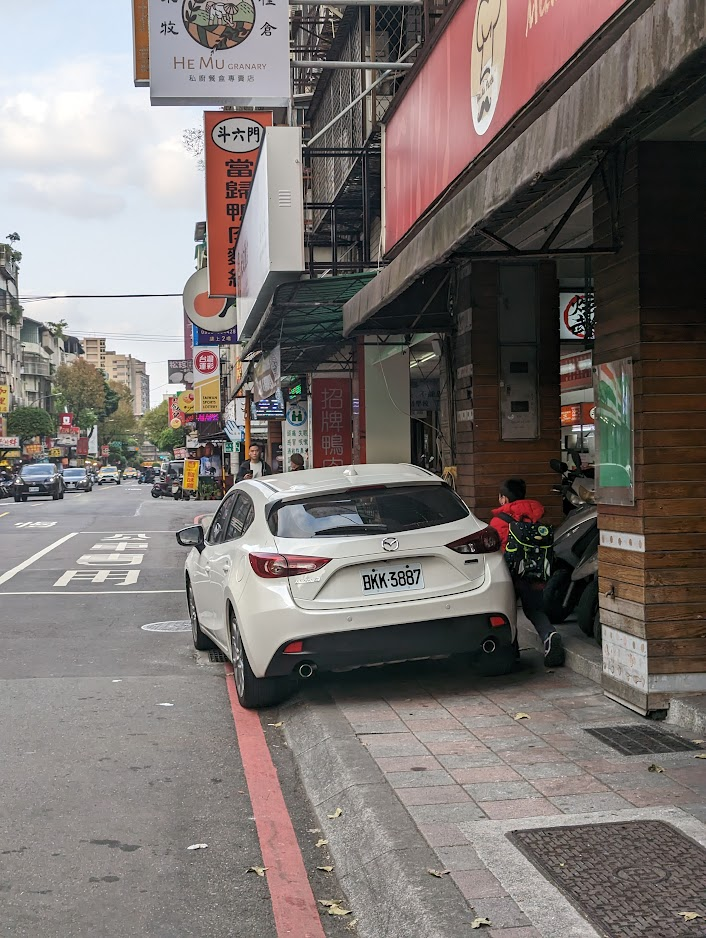 Cheap貼出自家附近的違停狀況，中和區自立路一輛車誇張違停在人行道上。 圖:Cheap臉書